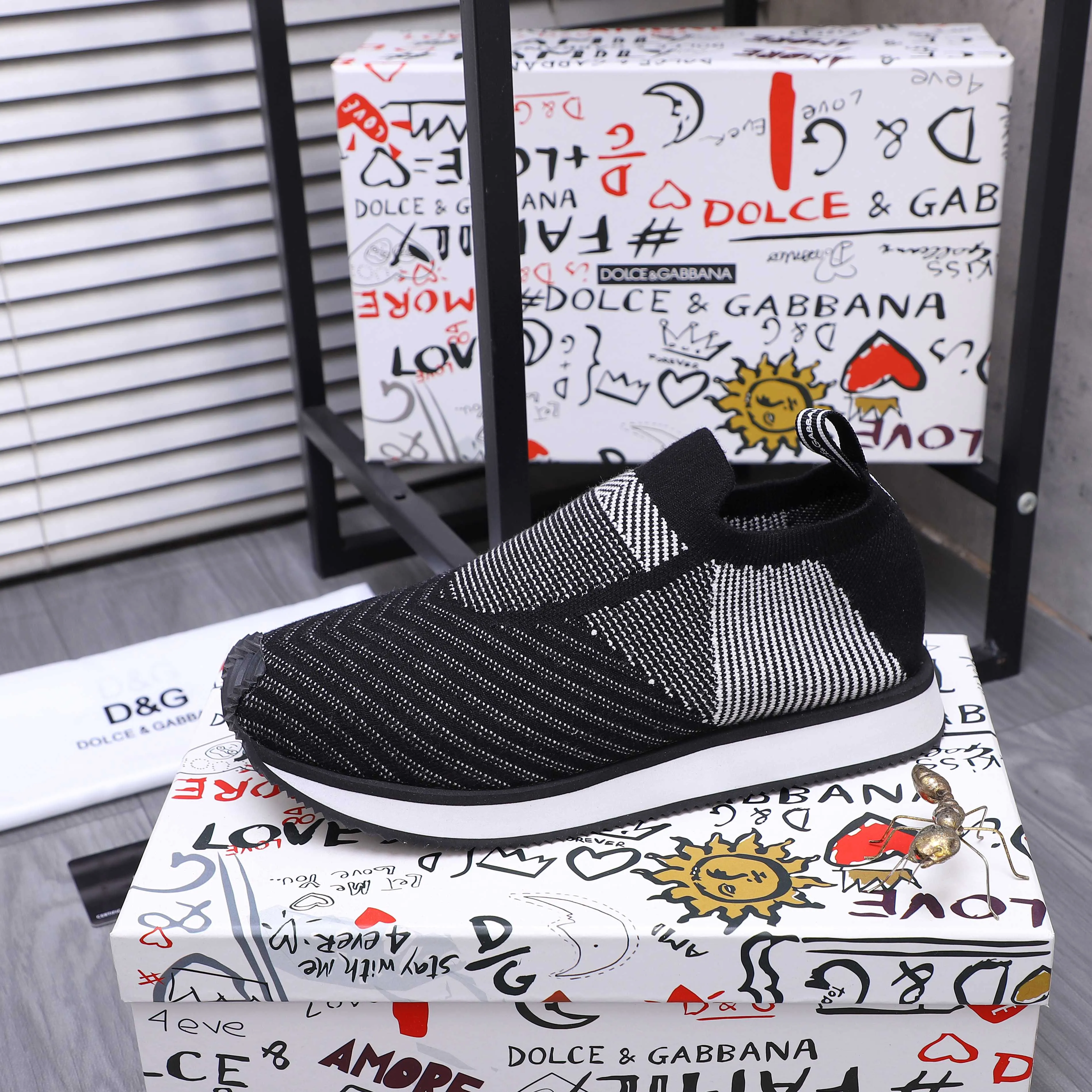 Men's shoes 💰p360 Product trademark: DG (Dolce & Gabbana) casual shoes for couples. Regular size: 36-46 (45.46 is custom-made and non-refundable) Product materials: Selected fly-knit breathable upper, cowhide insole, rubber outsole